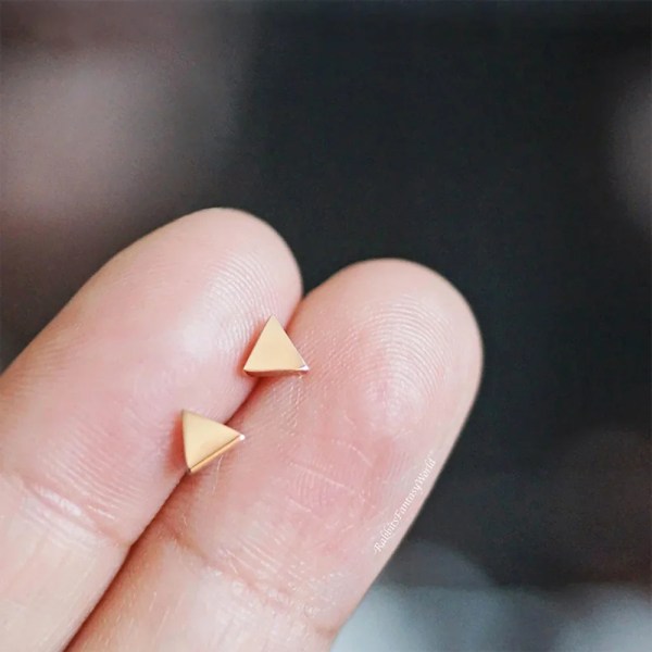 H79f3fa97f99b449996a99160e527876dS.webp Premium Classic 14K Gold Plated Stainless Steel Stud Earrings Women Glossy Triangle Simple Charm Jewelry